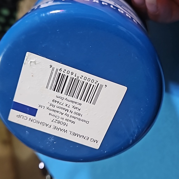 Magellan coffee cup set one red one blue some tear on blue handle - Picture 9 of 10